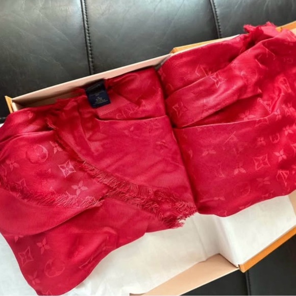 *BRAND NEW* Louis Vuitton Monogram Classic Shawl in RARE LIMITED EDITION Red - Picture 7 of 8
